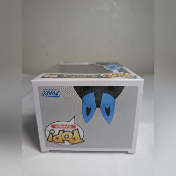 Lucario Funko Pop Pearlescent - Picture 5 of 6